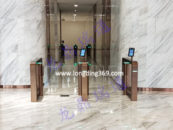 北京石景山：雙龍時代大廈人臉識別速通閘機